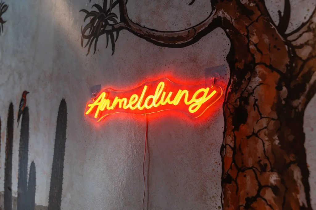 Detailaufnahme Neonschild Anmeldung
